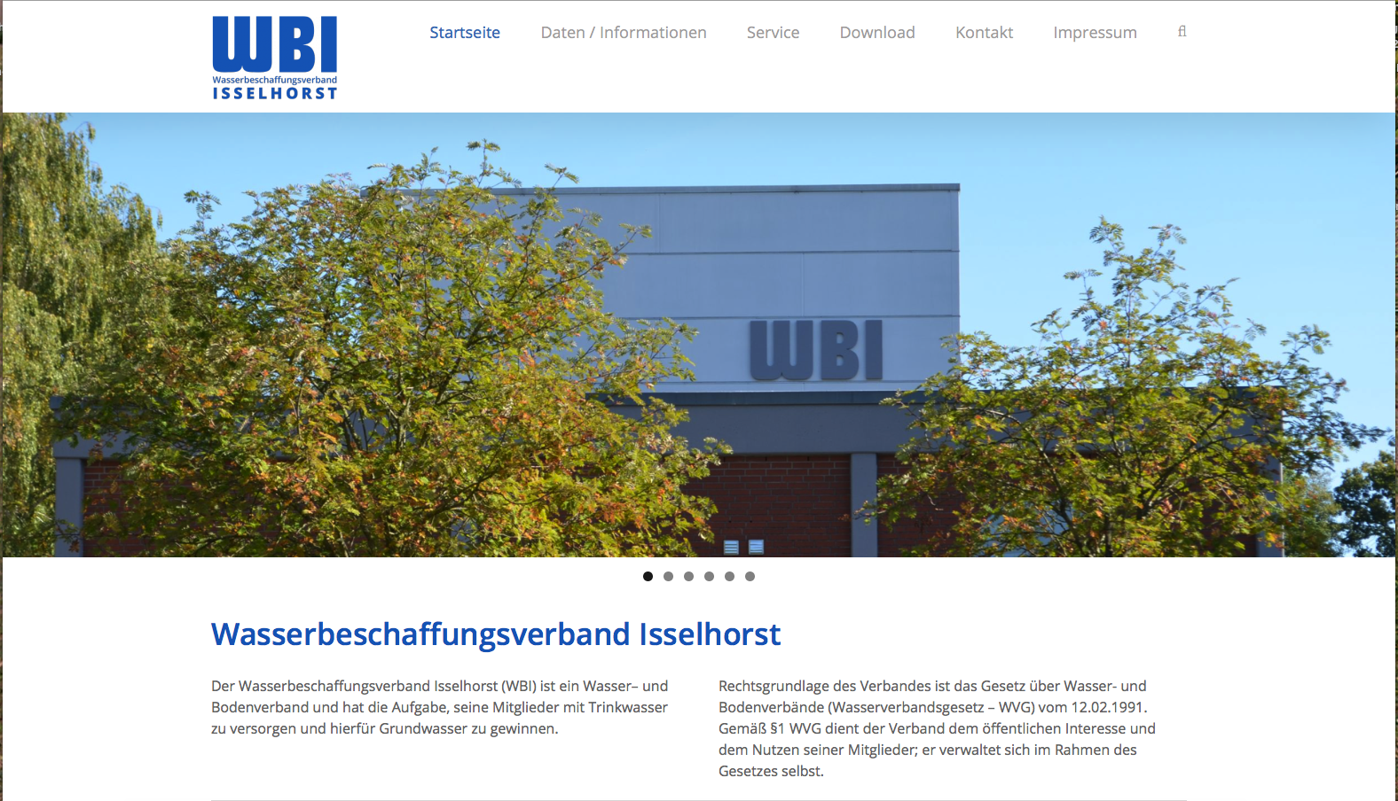 Screenshot der WBI-Isselhorst-Website mit Header-Logo links, Hauptnavigation oben („Startseite“, „Leistungen“, „Formulare“ etc.) und großem Hero-Bild mit Wassertropfen auf blauem Hintergrund unterhalb der Menüleiste.